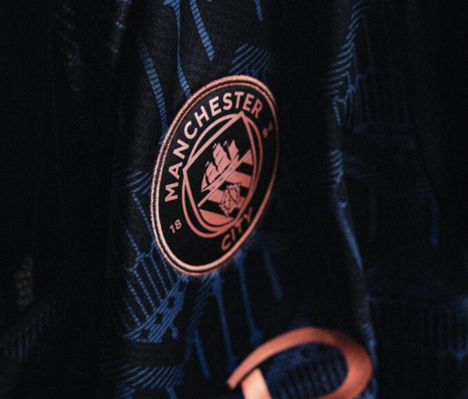 manchester city crest on jersey